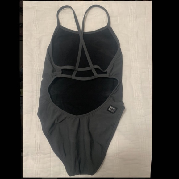 Jolyn one piece - Picture 2 of 3